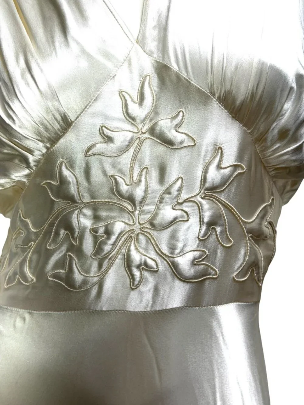 1930s Art Deco liquid satin wedding gown with trapunto embroidery and cathedral - Picture 11 of 16